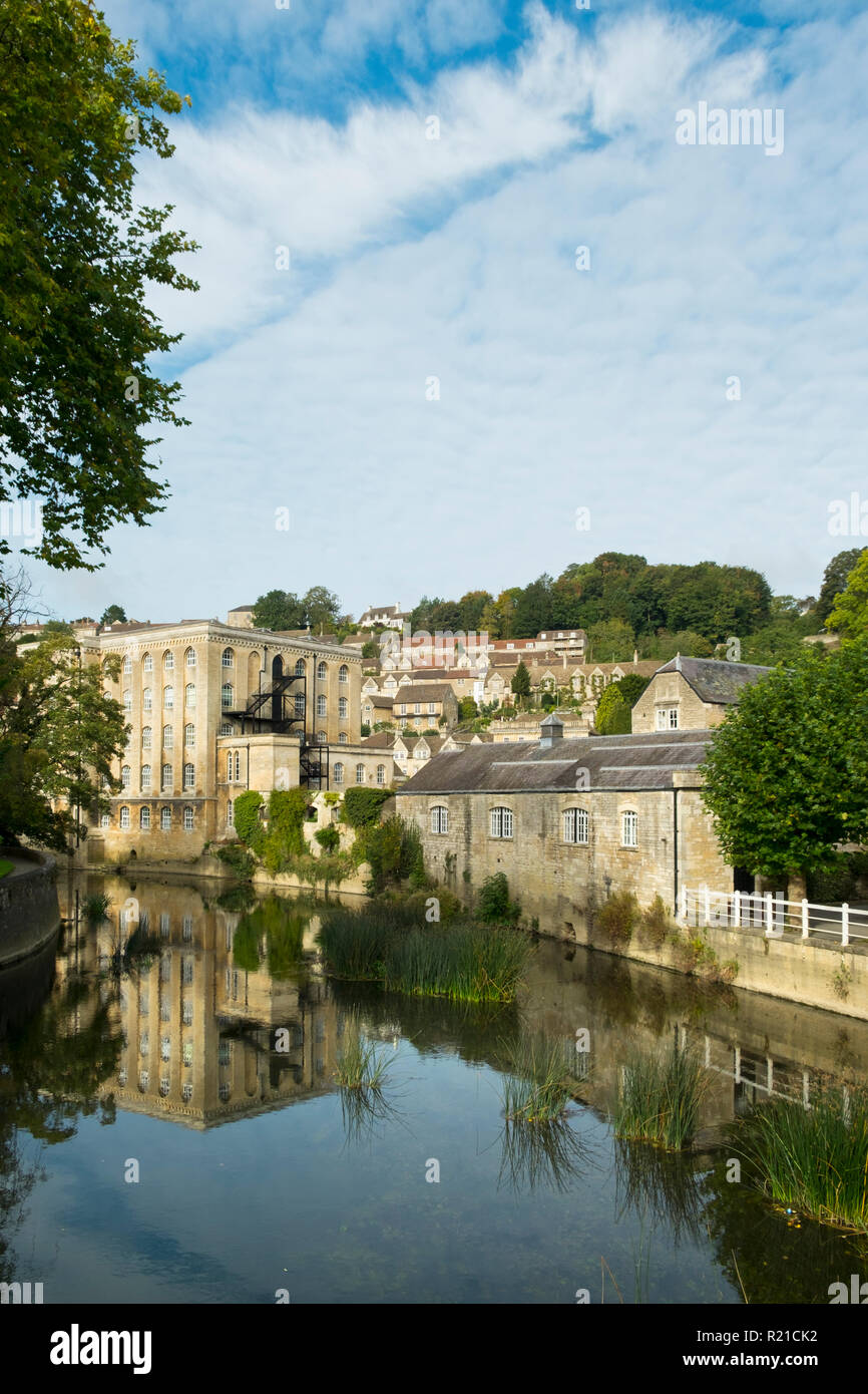 Pittoresche abitazioni a salire la collina sopra il fiume Avon in autunno sunshine, Bradford on Avon, Wiltshire, Regno Unito Foto Stock