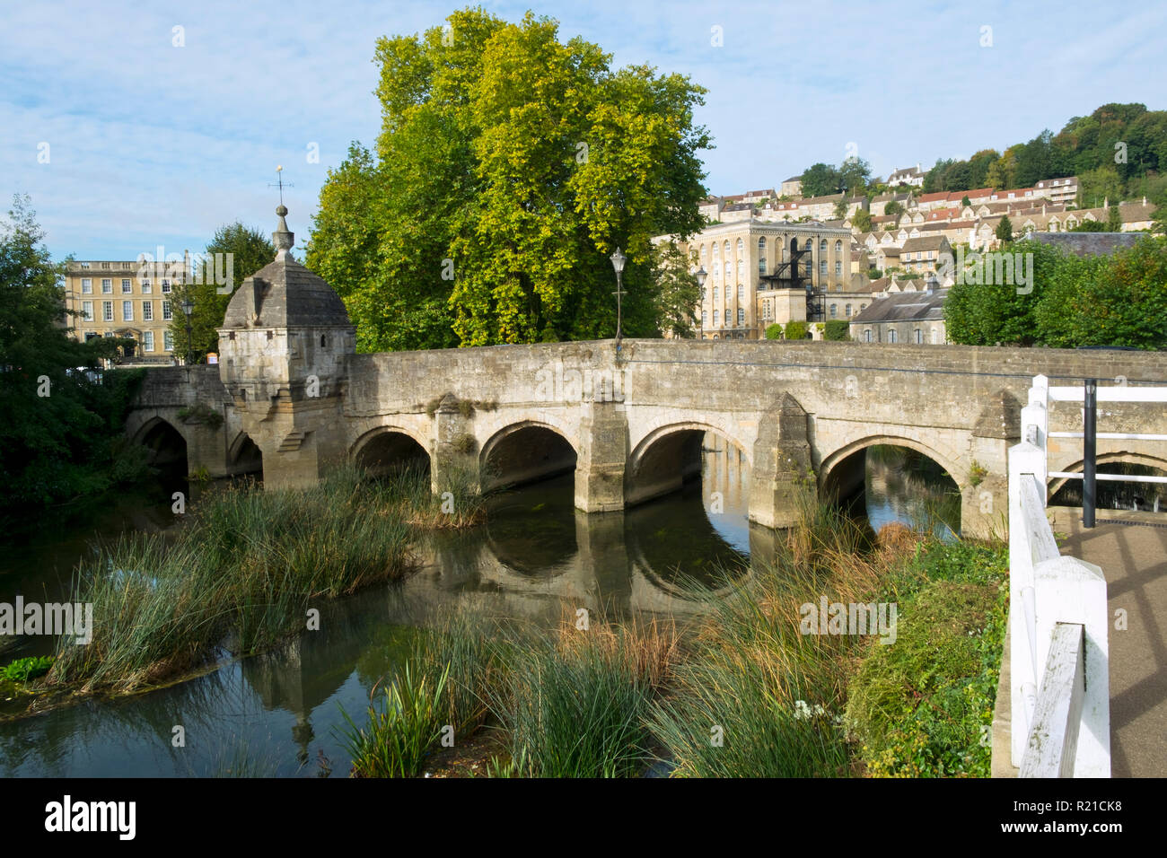 Il ben noto antico ponte sul fiume Avon con la sua un tempo di cappella e più tardi di lock-up in autunno sunshine, Bradford on Avon, Wiltshire, Regno Unito Foto Stock