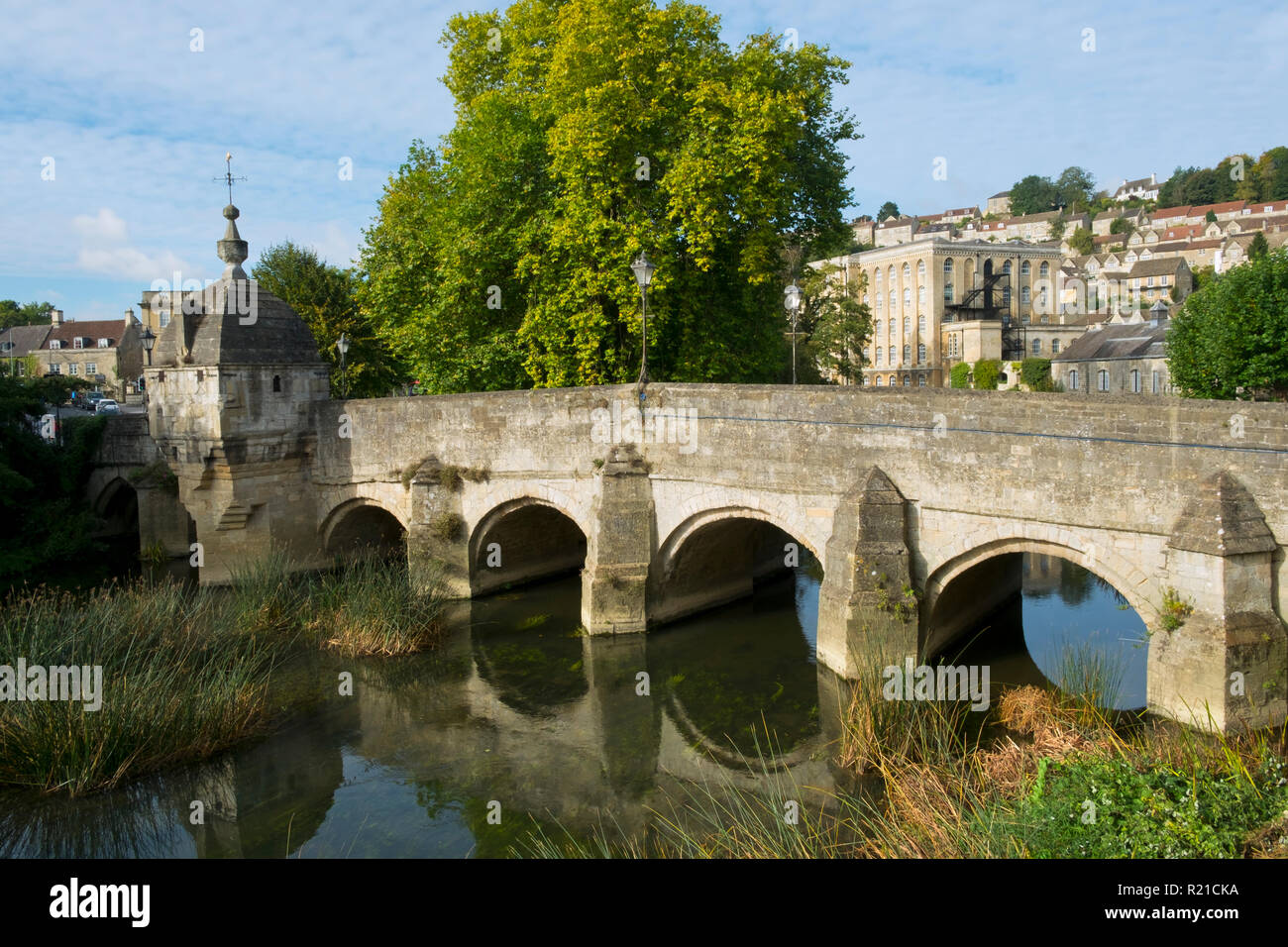 Il ben noto antico ponte sul fiume Avon con la sua un tempo di cappella e più tardi di lock-up in autunno sunshine, Bradford on Avon, Wiltshire, Regno Unito Foto Stock