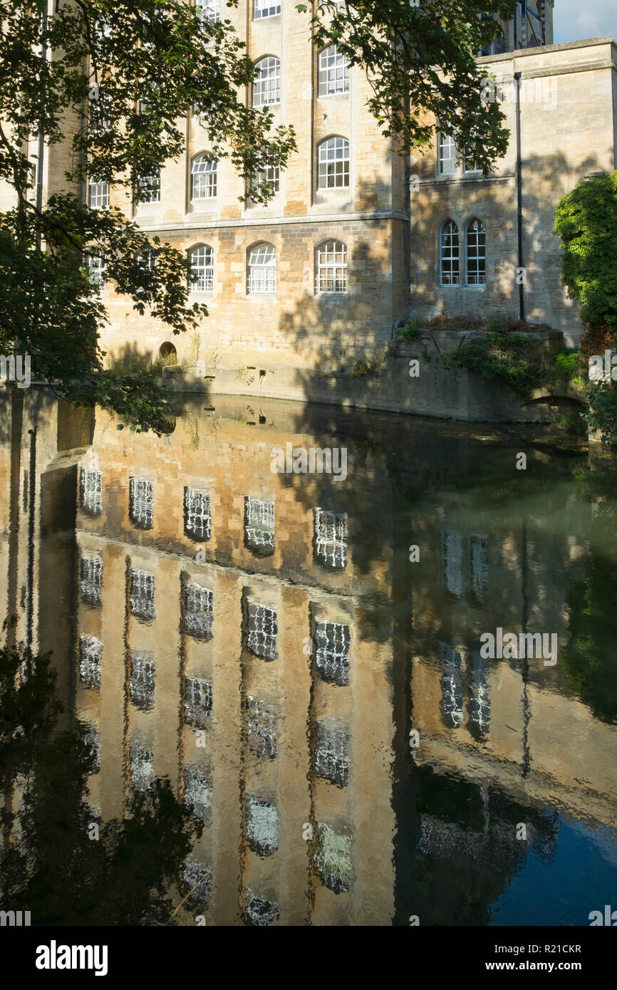 Architettura Industriale riflessioni nel fiume Avon in autunno sunshine, Bradford on Avon, Wiltshire, Regno Unito Foto Stock