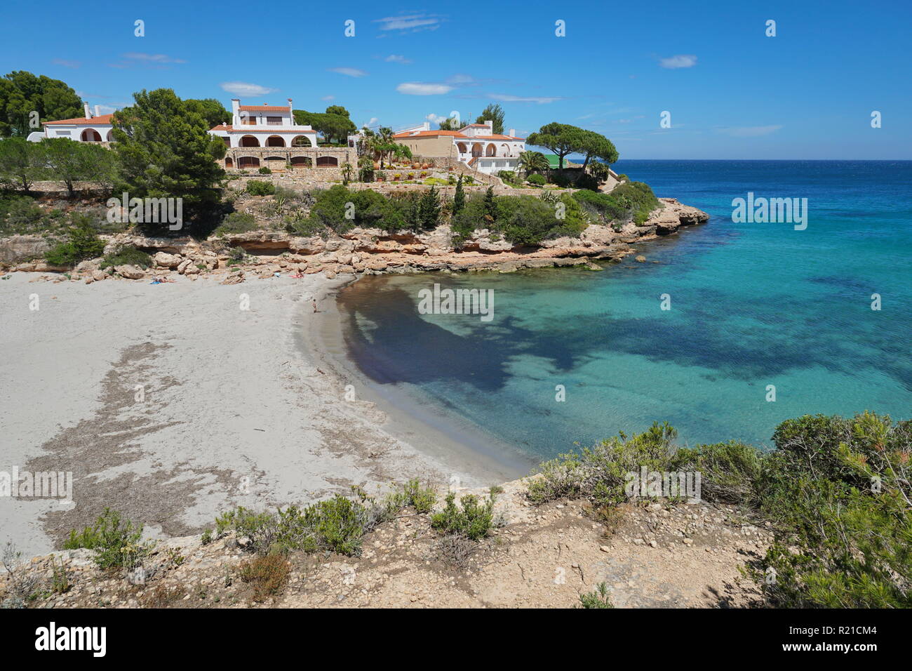 Baia del mediterraneo con una spiaggia sabbiosa e case sulla Costa Dorada in Spagna, Cala Estany Tort, Catalogna, L'Ametlla de Mar, Tarragona Foto Stock