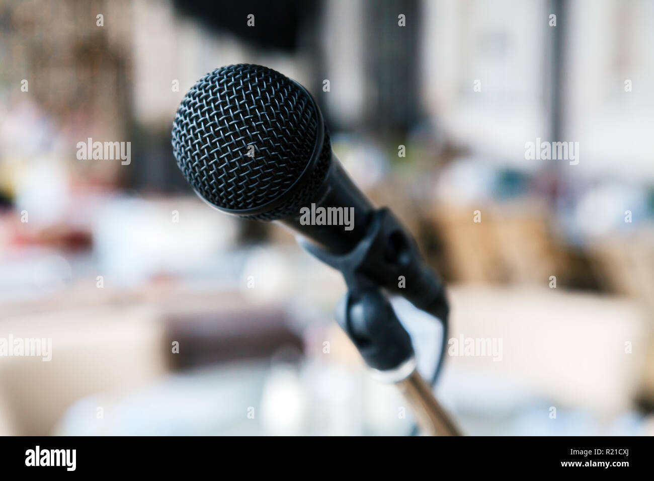 Close-up di ferro nero supporti del microfono sul palco. Concerto dal vivo in un ristorante o un bar alla sera Foto Stock