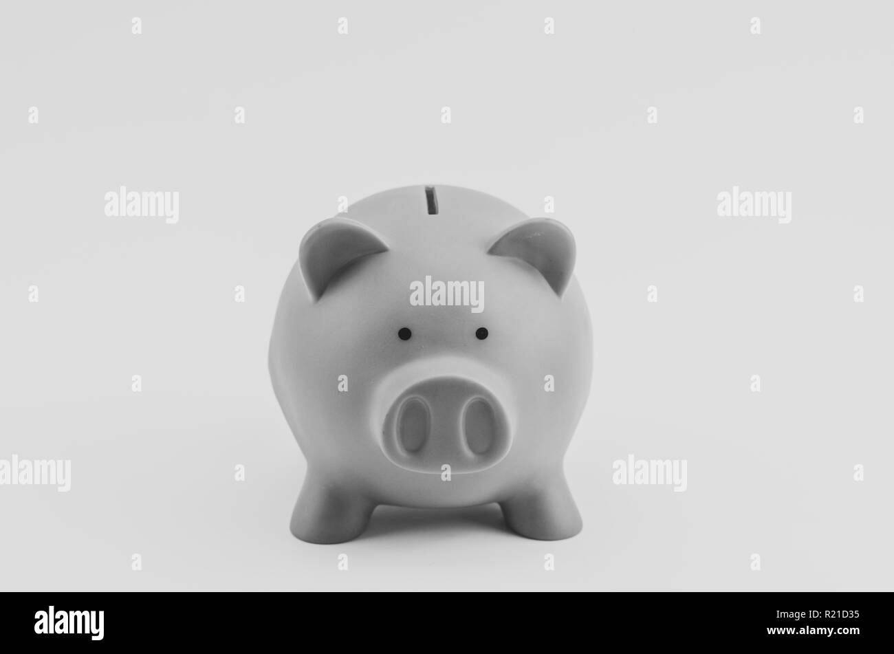 Salvadanaio su una superficie bianca - Investimenti e concetto di risparmio Foto Stock