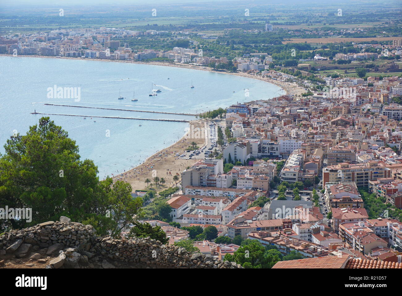 Spagna Costa Brava, veduta aerea della città balneare di Roses sulla costa mediterranea, Girona, Catalogna, Alt Emporda Foto Stock