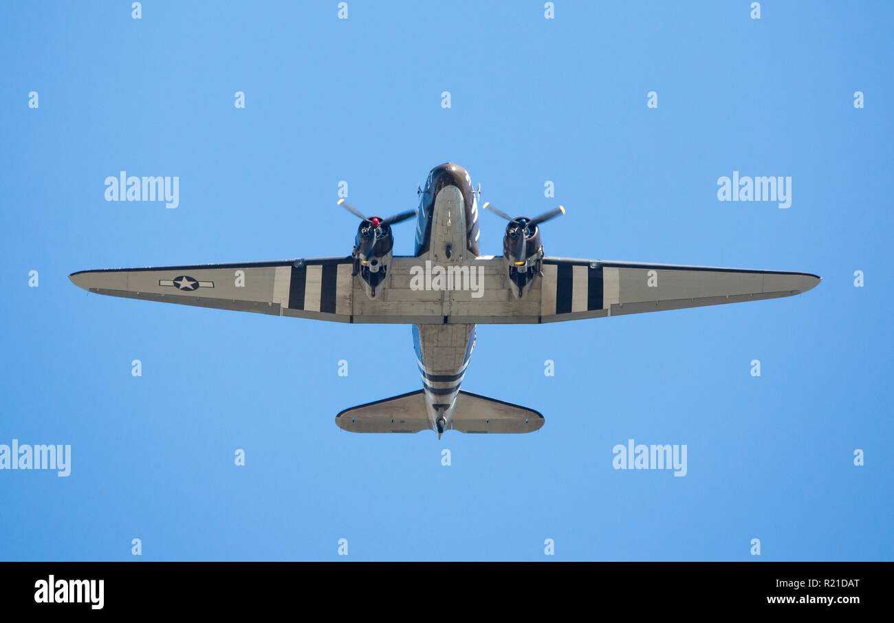MONROE, NC (USA) - 10 Novembre 2018: il lato inferiore di un C-47 cargo aerei in volo al Warbirds su Monroe Air Show. Foto Stock