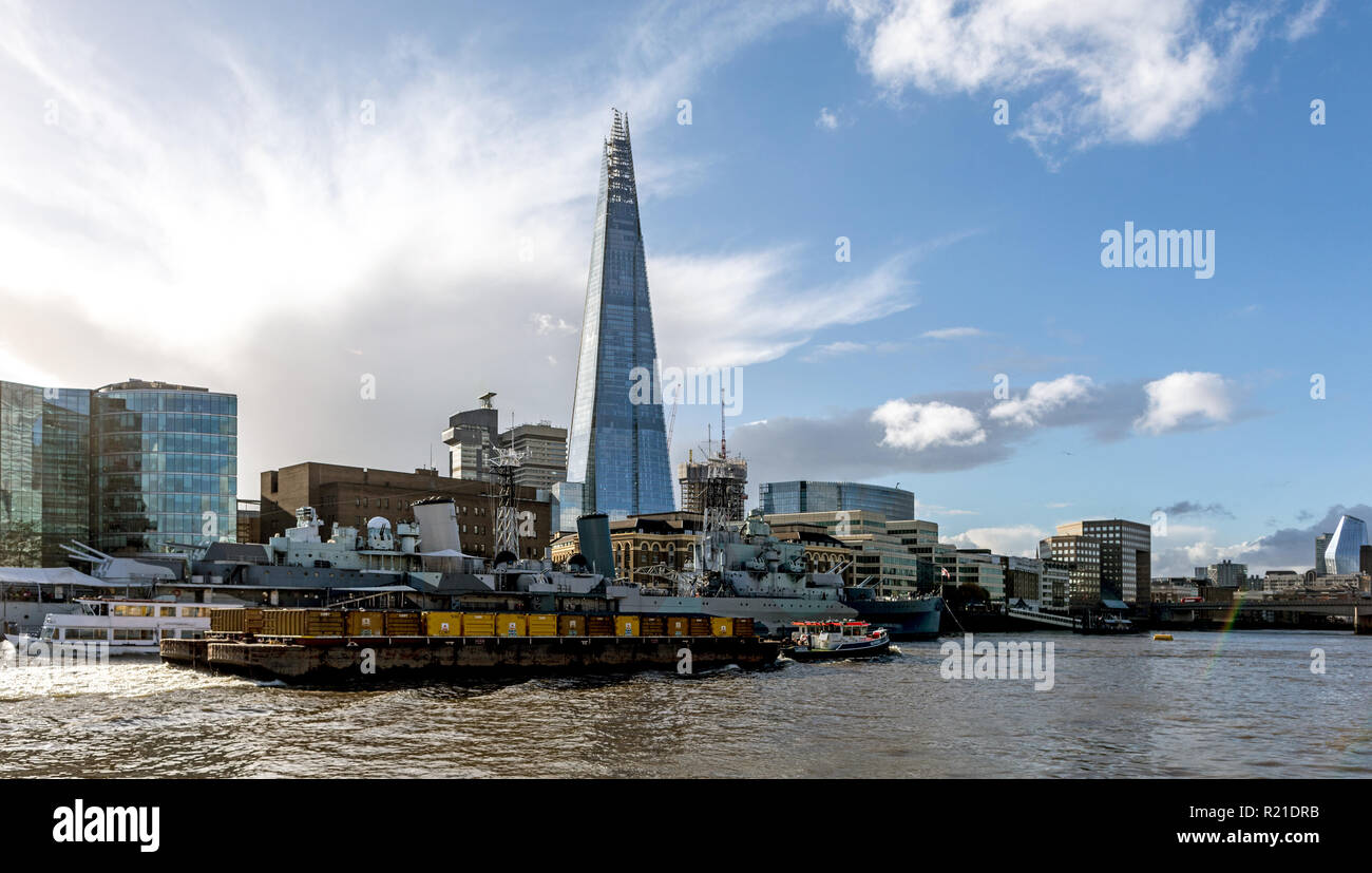 La Shard come visto da un battello fluviale sul Tamigi London REGNO UNITO Foto Stock