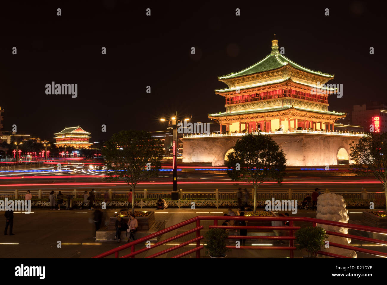 Illuminata della torre del tamburo in Xian, Cina durante la notte Foto Stock