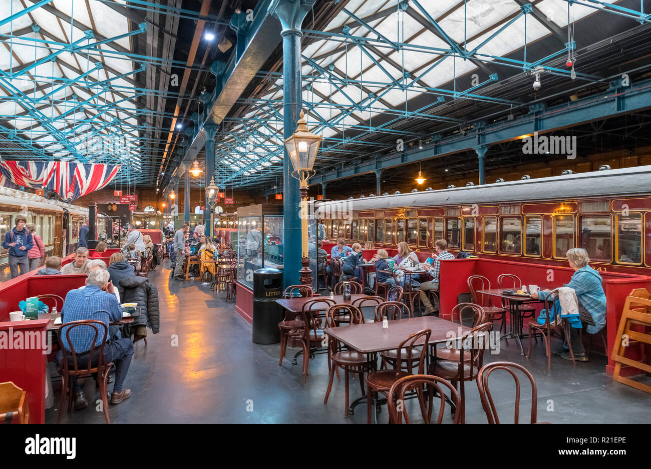 Carrozze ferroviarie e il cafe nella stazione Hall, il museo nazionale delle ferrovie, York, North Yorkshire, Inghilterra, Regno Unito Foto Stock