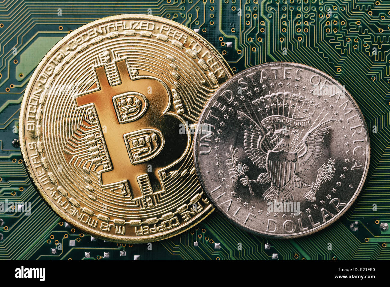 Bitcoin e un dollaro su un chip di computer close-up Foto Stock