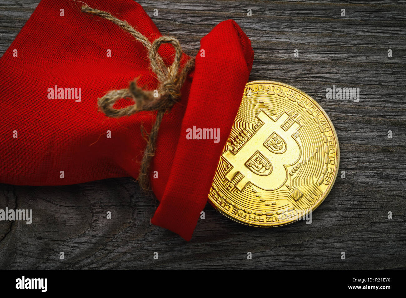 Bitcoin peeking fuori del sacchetto, vista dall'alto Foto Stock
