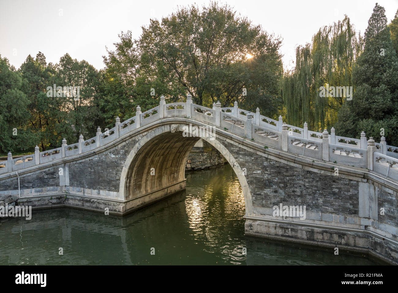 Ponte arcuato al Palazzo Estivo fuori Pechino, Cina Foto Stock