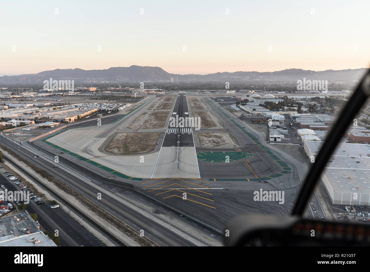 Nel tardo pomeriggio vista aerea della pista di aeroporto approccio nella valle di San Fernando zona del sud della California. Foto Stock