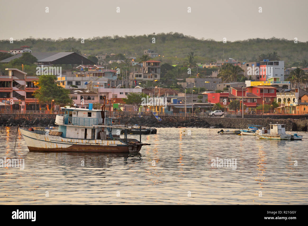 Dawn skies e ormeggiato pleasurecraft nel relitto Bay, Puerto Baquerizo Moreno, San Cristobal Island, Ecuador Foto Stock