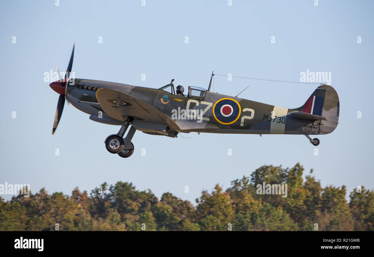 MONROE, NC (USA) - 10 Novembre 2018: un britannico Spitfire fighter aircraft sorge sopra gli alberi durante il Warbirds su Monroe Air Show. Foto Stock