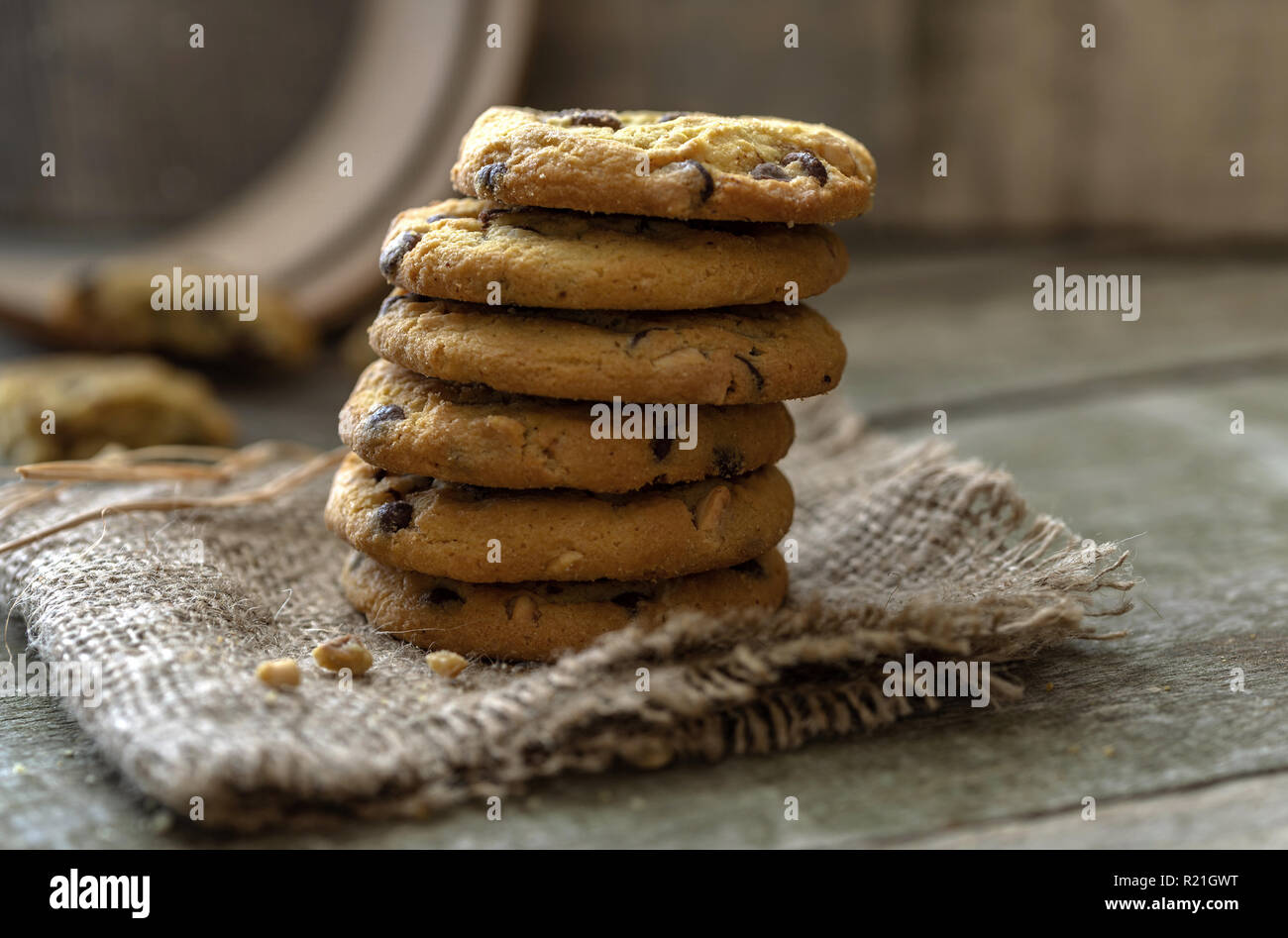 Impilati arrotondati biscotti al cioccolato naturale sulla scrivania in legno. Foto Stock