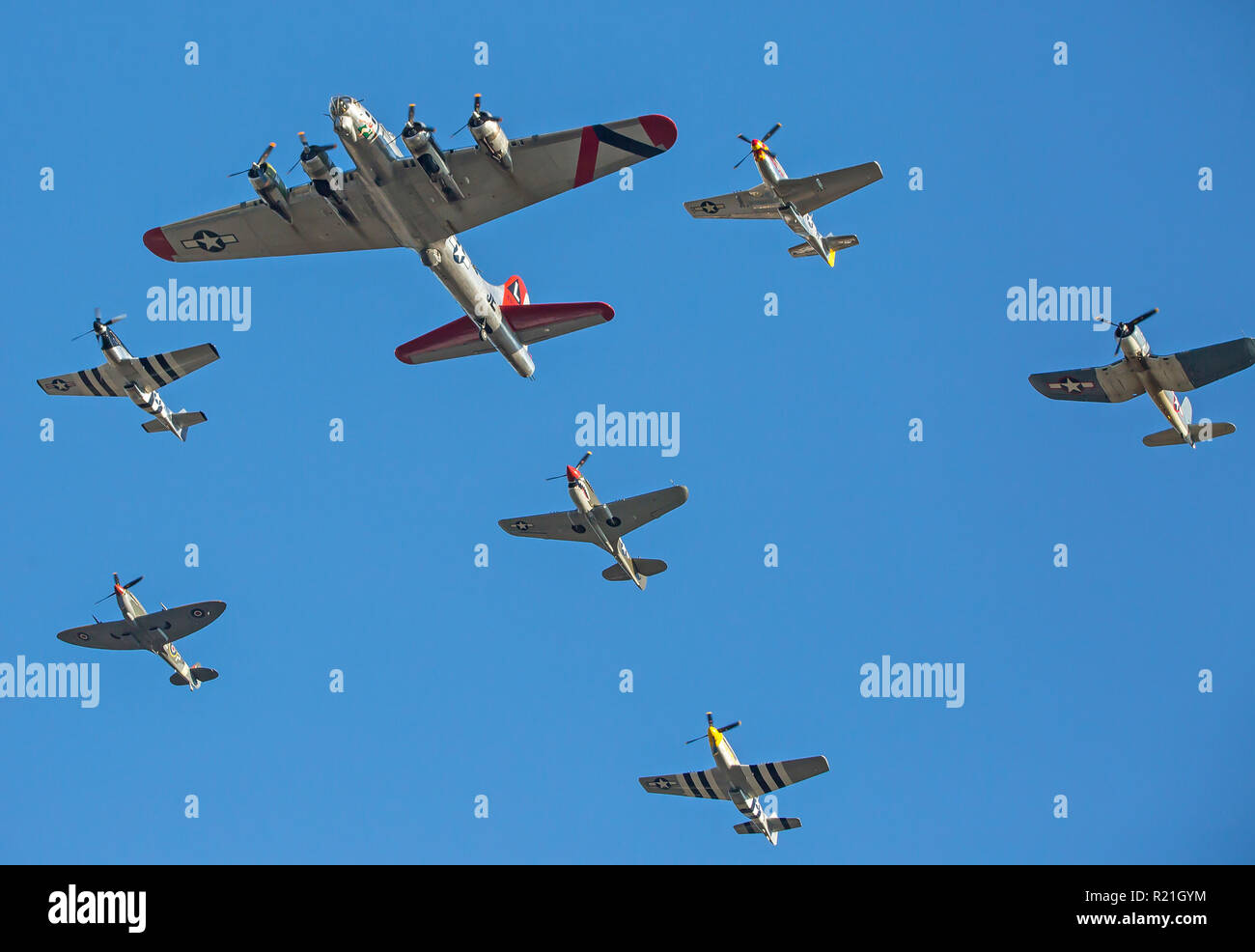 MONROE, NC (USA) - 10 Novembre 2018: la prima guerra mondiale II aeromobili volare in formazione contro un profondo cielo blu al Warbirds su Monroe Air Show. Foto Stock