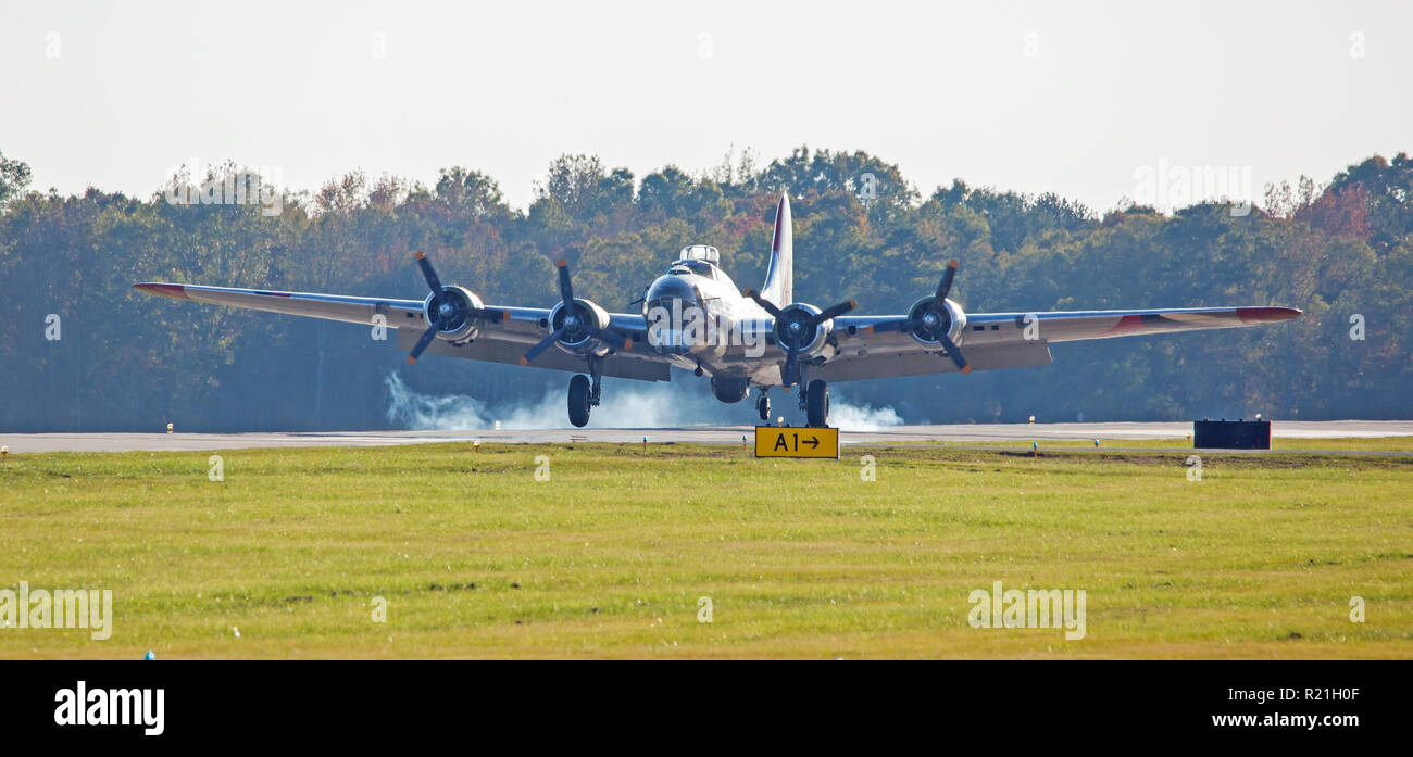MONROE, NC (USA) - 10 Novembre 2018: un B-17 "Flying Fortress" bombardiere terre con pneumatici di fumo durante il Warbirds su Monroe Air Show. Foto Stock