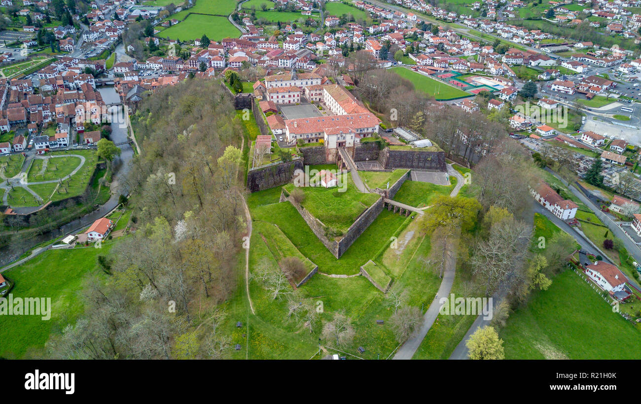 Panoramica aerea di Saint Jean Pied de Port murata medievale cittadina francese e fortezza nei Pirenei nel Paese Basco Francia popolare destinazione Foto Stock