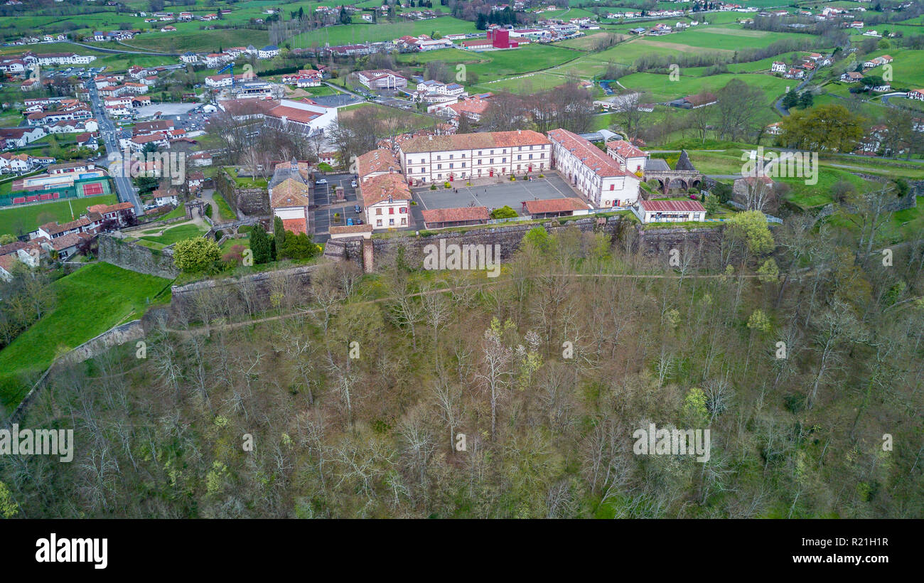Panoramica aerea di Saint Jean Pied de Port murata medievale cittadina francese e fortezza nei Pirenei nel Paese Basco Francia popolare destinazione Foto Stock