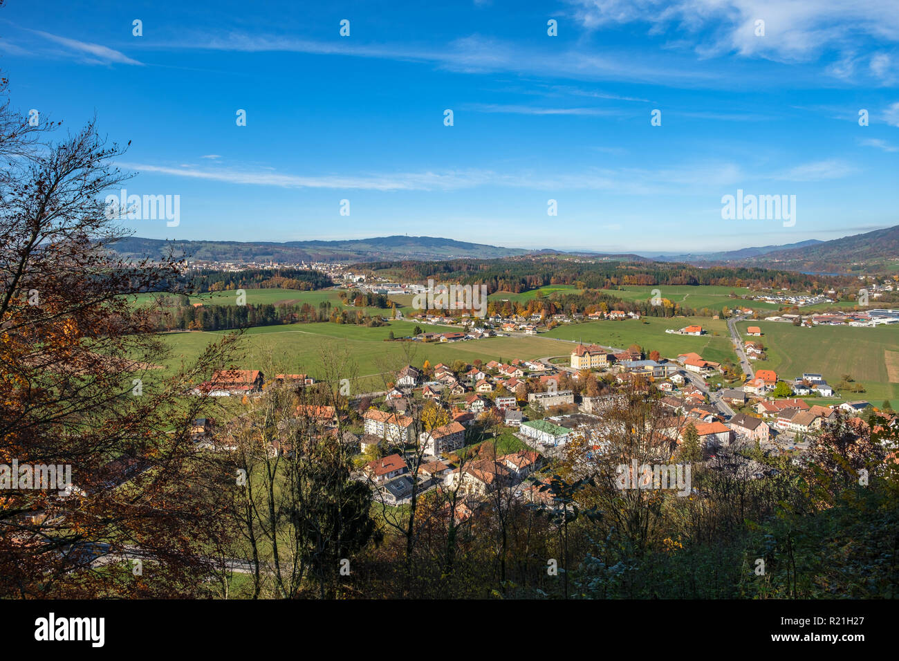 Vista sul villaggio di Gruyeres, Svizzera e colline circostanti in autunno la luce. Foto Stock