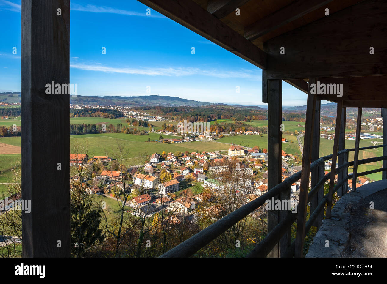 Vista sul villaggio di Gruyeres, Svizzera e colline circostanti in autunno la luce. Foto Stock