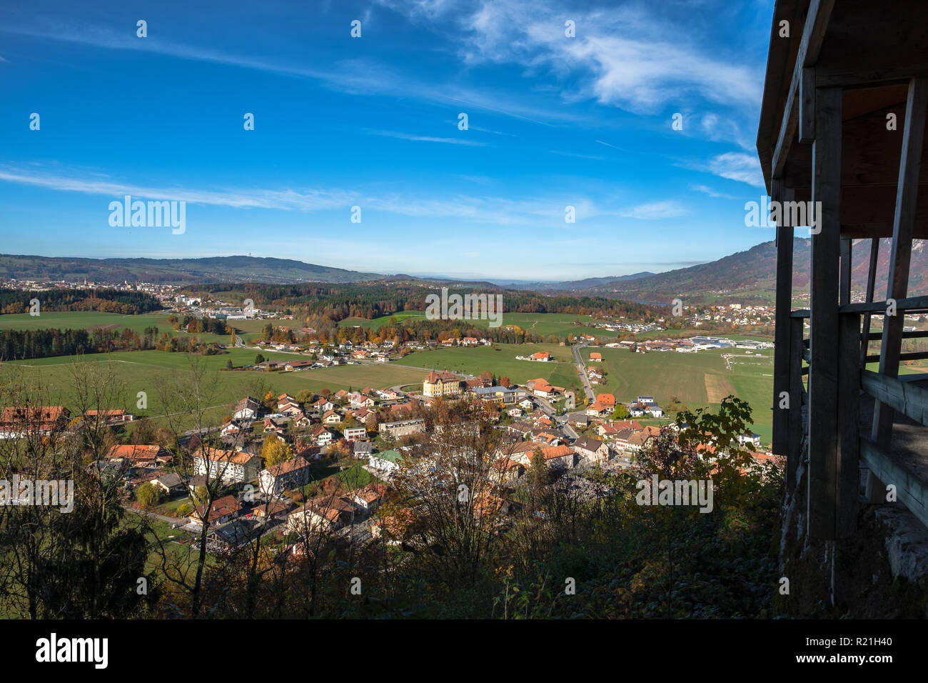 Vista sul villaggio di Gruyeres, Svizzera e colline circostanti in autunno la luce. Foto Stock