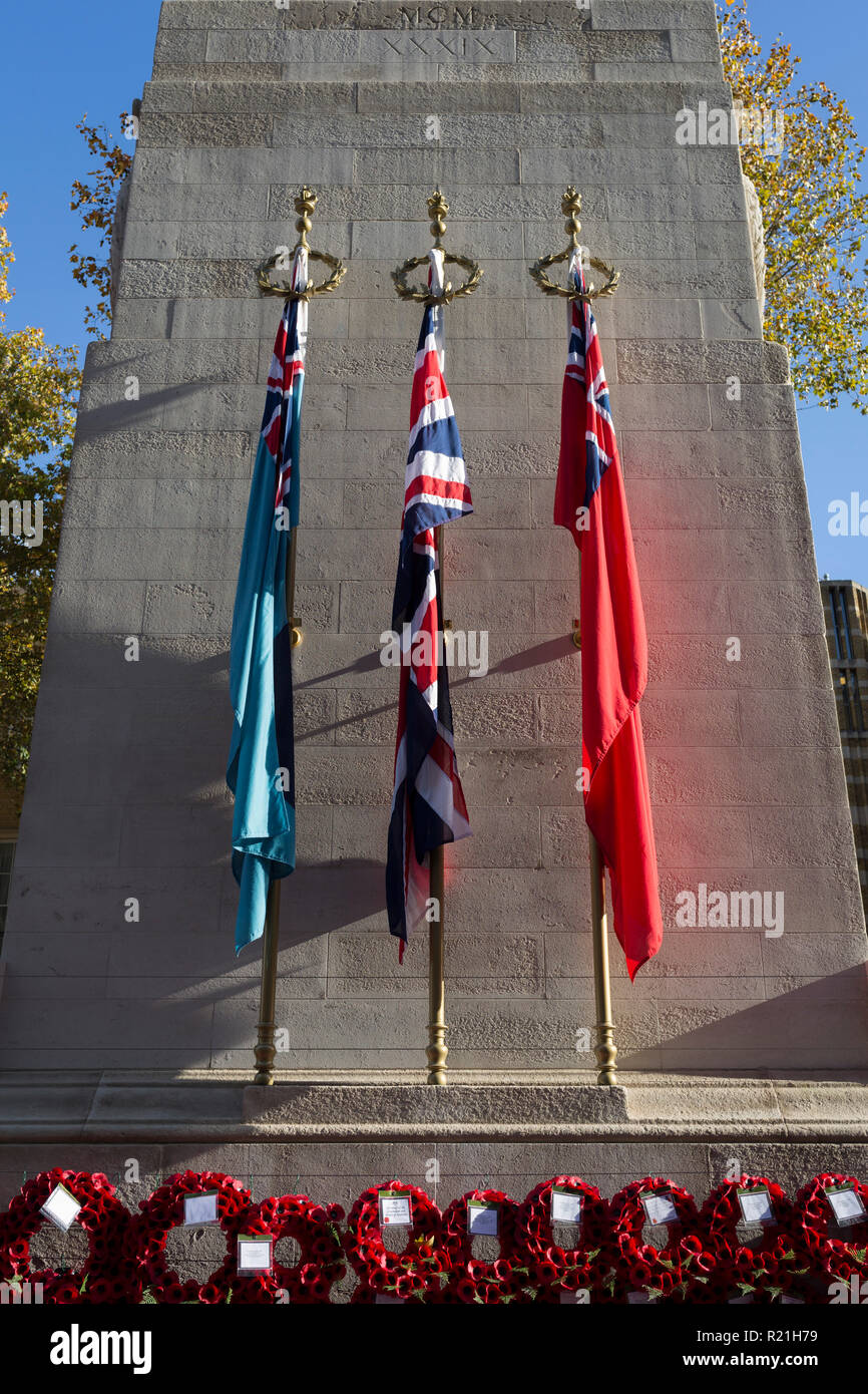 Le molte ghirlande al Centotaph sinistra 2 due giorni dopo il ricordo di domenica, commemorando il centenario della WW1 armistizio, il 13 novembre 2018, a Londra, in Inghilterra. Foto Stock