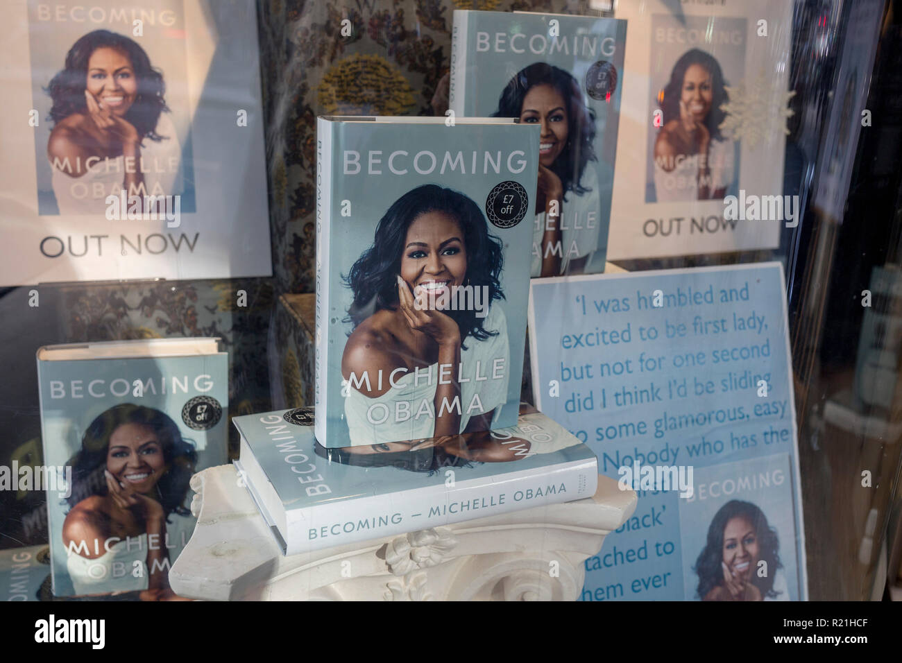 Un display di libri nella finestra di Waterstones in Piccadilly, per il tanto atteso titolo di bestseller, divenire dalla ex First Lady degli Stati Uniti, Michelle Obama, prima che la sua pubblicità tour del Regno Unito, il 13 novembre 2018, a Londra, in Inghilterra. Foto Stock