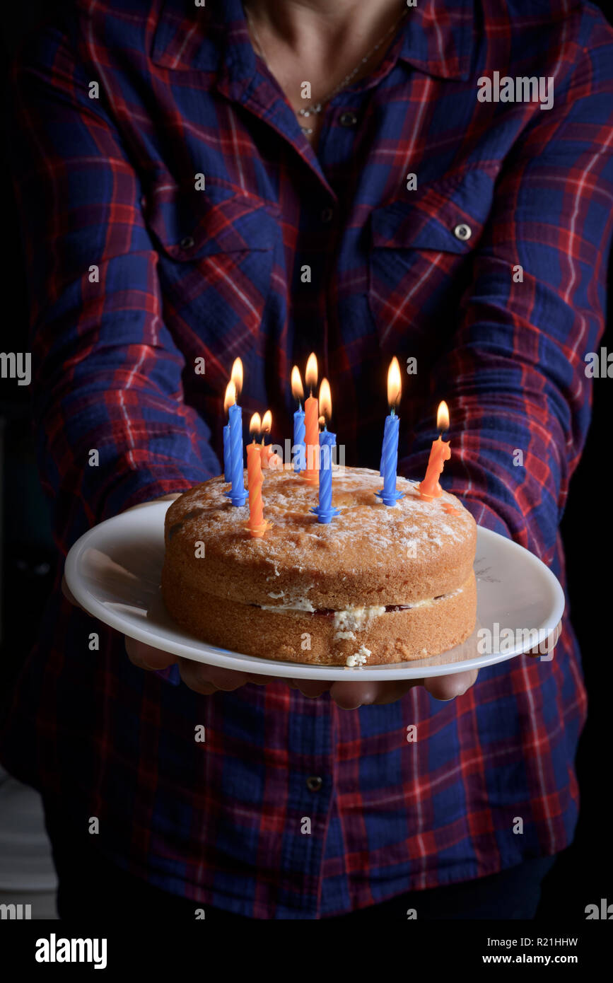Torta di compleanno con candele Foto Stock