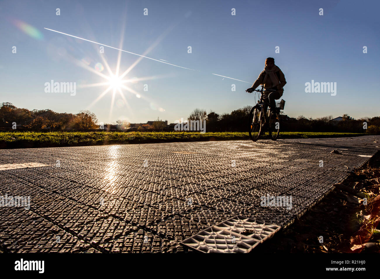 Primo ciclo solare percorso in Germania, in Erftstadt, un 90 metri lungo la pista di prova con i moduli solari sul terreno, che producono elettricità Foto Stock