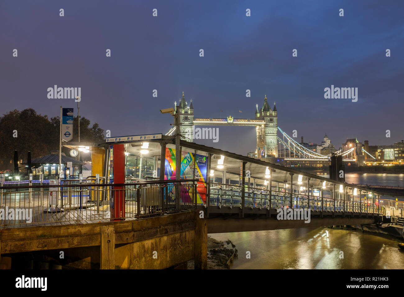 L'Inghilterra,Londra- Torre Millenium pier terminale e il punto di imbarco per il Tamigi Servizi a notte Foto Stock