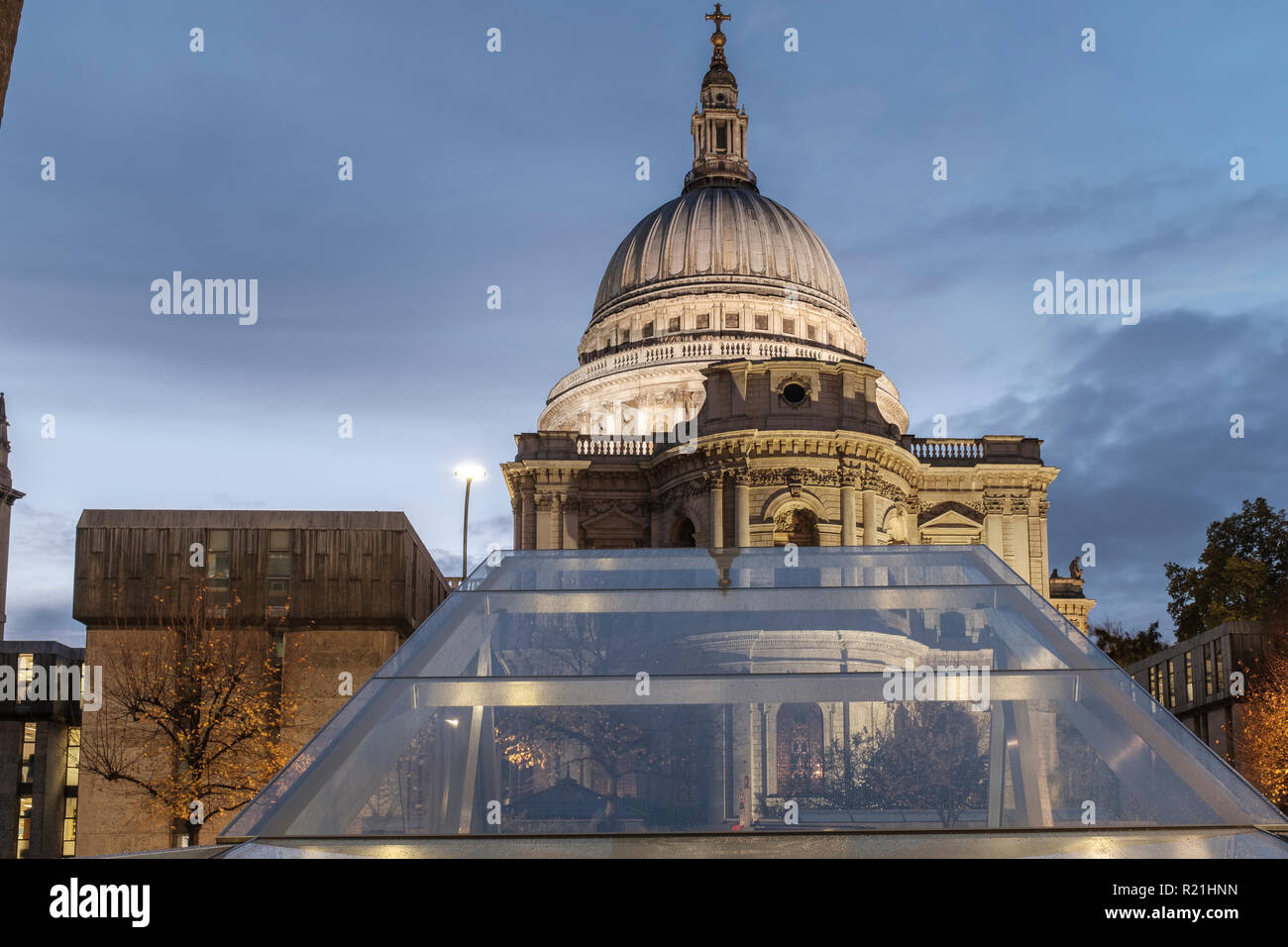 L'Inghilterra,Londra,un nuovo cambiamento - Saint Paul Cathedral su un edificio di pioggia Foto Stock
