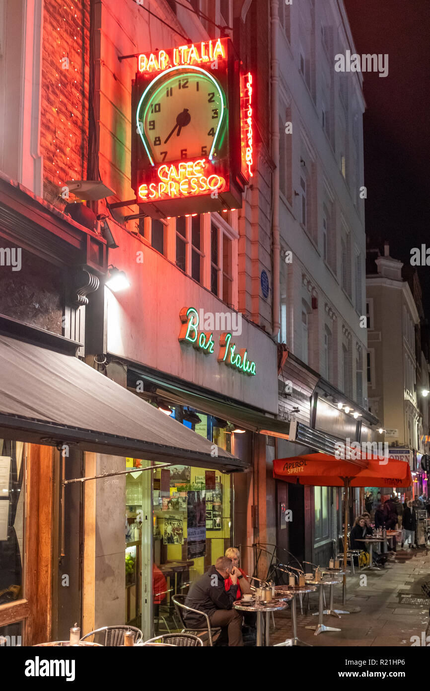 L'Inghilterra,Londra,Soho,Frith Street - Bar Italia di notte Foto Stock