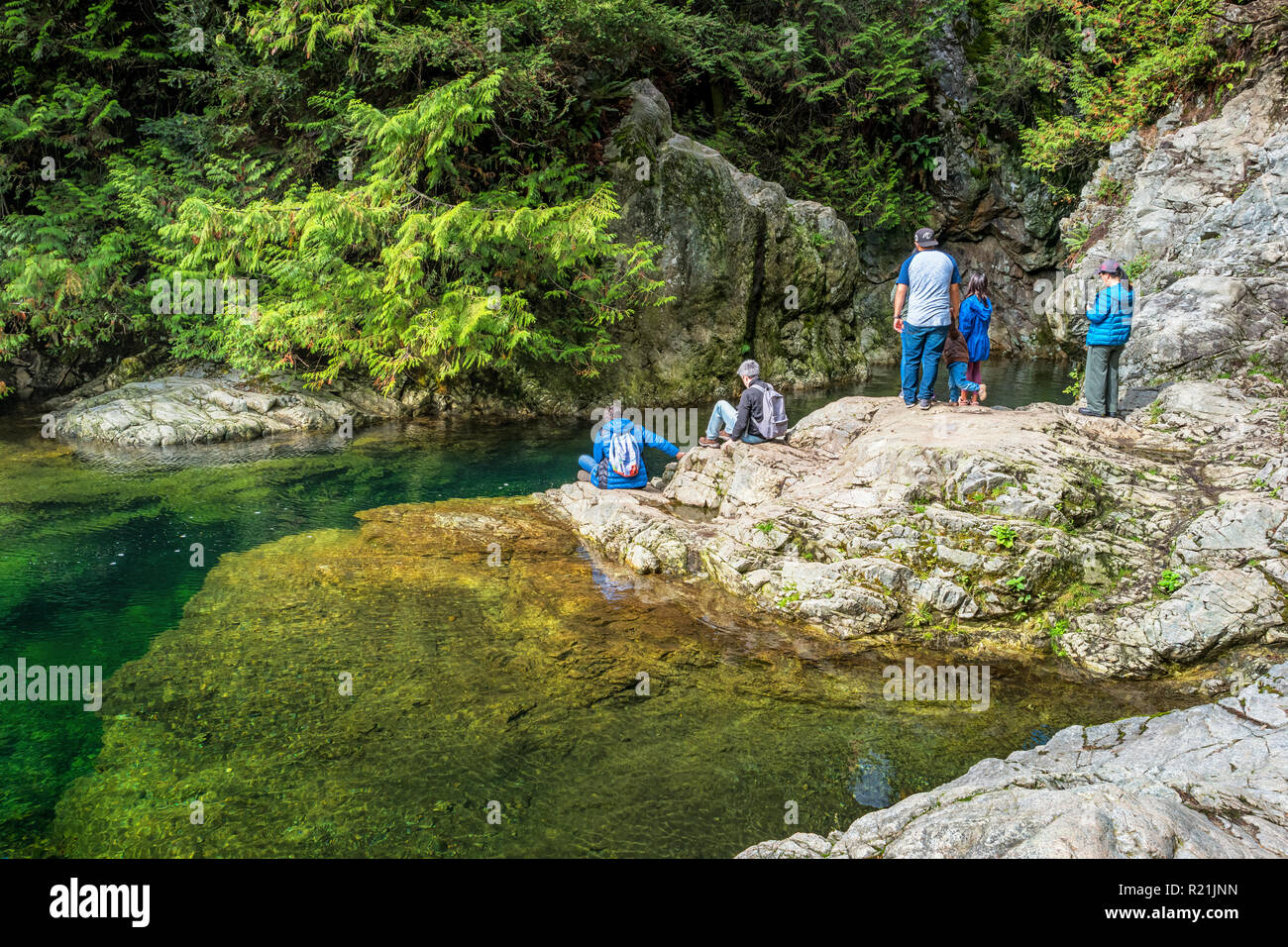 Persone stand presso il 30 piedi in piscina a Lynn Canyon Park Vancouver Canada Foto Stock
