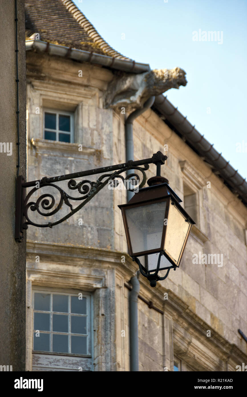 Ornati in ferro street lampade montate su edifici di Bourmont, una collina paese designato un villaggio di cultura, nel dipartimento Haute-Marne della Francia. Foto Stock