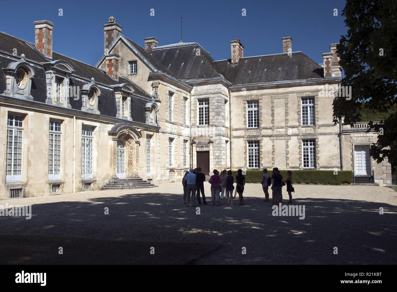 Un tour guida riporta i visitatori circa Chateau de Cirey (Castello) Cirey Cirey in-sur-Blaise, Haute-Marne, home per lo scrittore Voltaire dal 1734 al 1749. Foto Stock