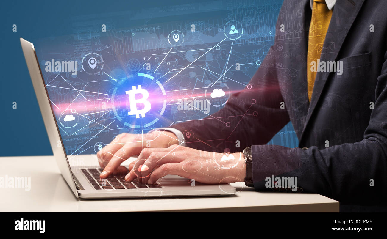 Controllare a mano sul laptop bitcoin globale Tasso di cambio concept Foto Stock