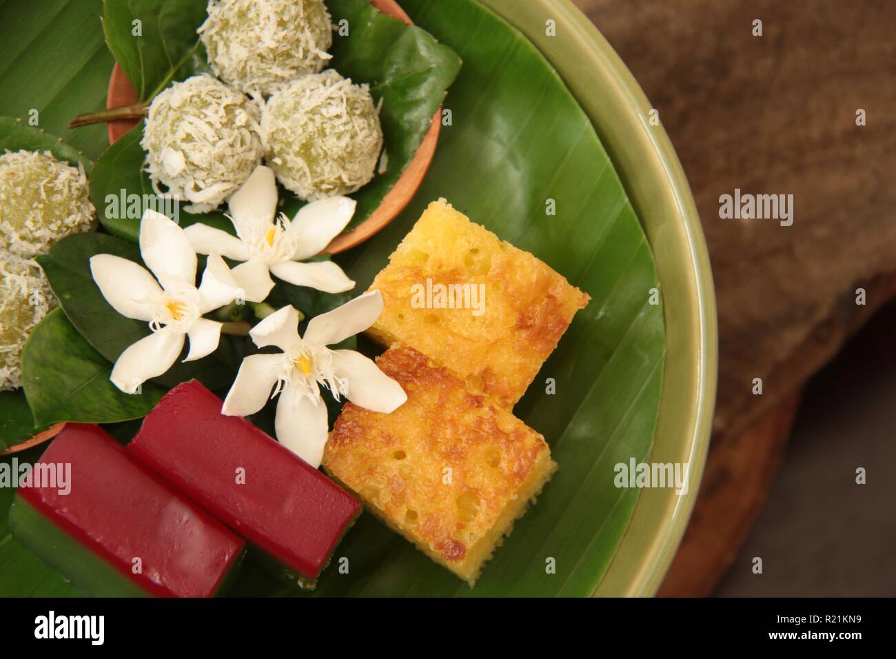 Klepon, Bika Ambon, Kue Lapis. Indonesiani tradizionali dolci di riso glutinoso sfere, tapioca pan di spagna e lo strato di tapioca torta. Foto Stock