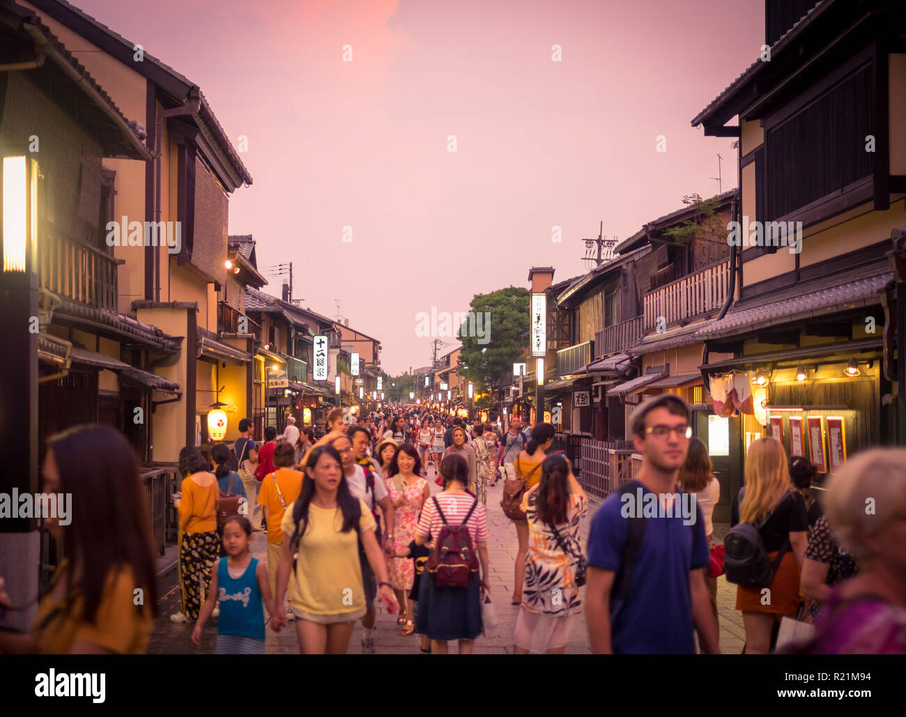 I turisti su Hanamikoji Dori (Hanami-Koji Dori, Hanami Koji Street), al tramonto, nello storico quartiere di Gion, Kyoto, Giappone. Foto Stock