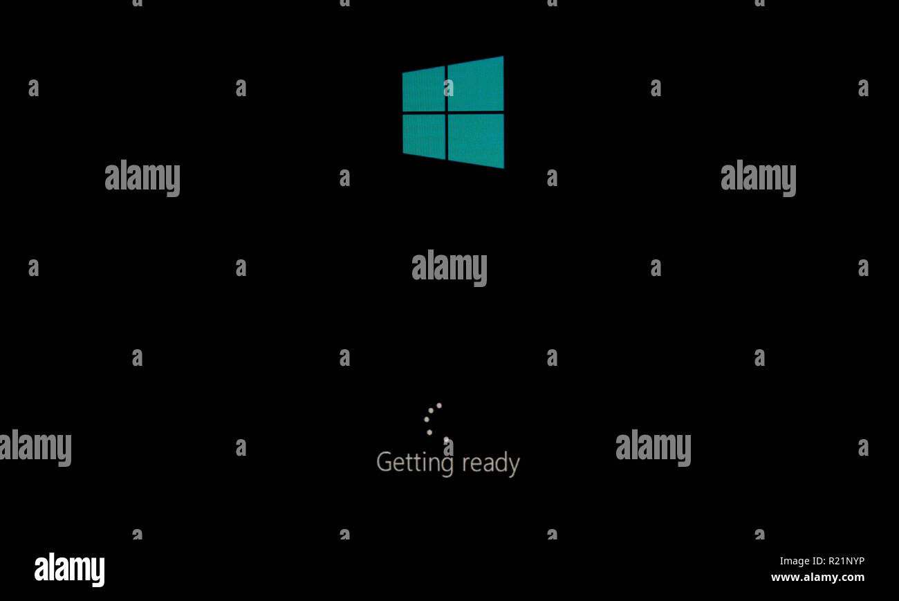 MONTREAL, Canada - 8 Novembre 2018: Windows installazione OS e il processo di attivazione su un display per PC. Microsoft è una multinazionale americana technology Foto Stock