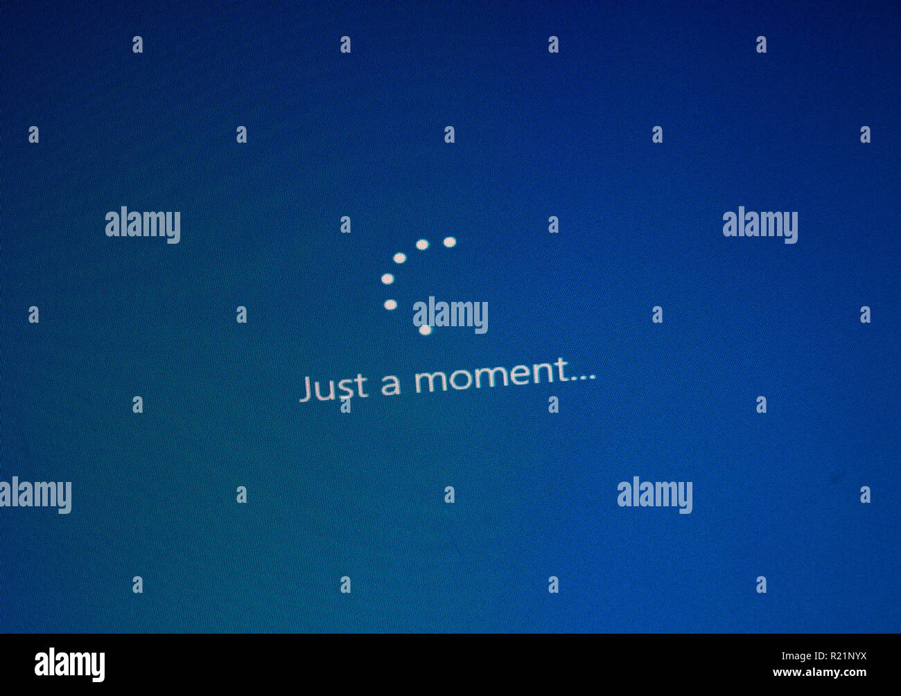 MONTREAL, Canada - 8 Novembre 2018: Windows installazione OS e il processo di attivazione su un display per PC. Microsoft è una multinazionale americana technology Foto Stock
