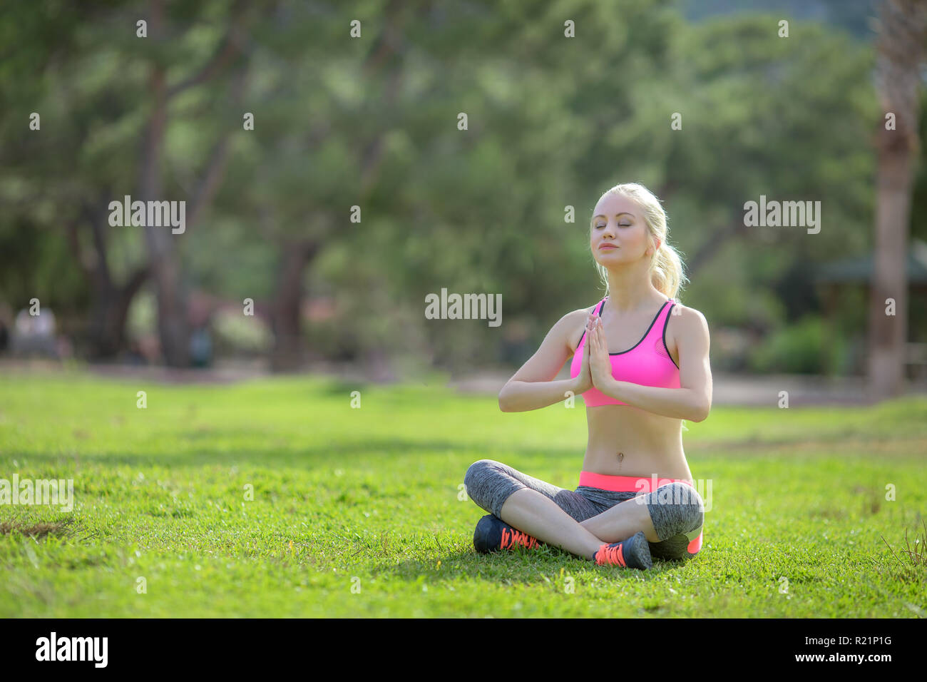 Ragazza giovane fare yoga nell' area esterna Foto Stock