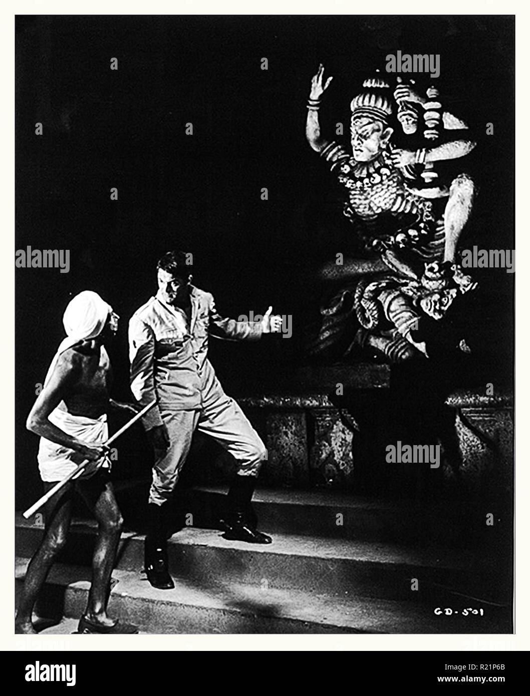 1939 RKO film di avventura diretto da George Stevens e interpretato da Cary Grant, Victor McLaglen e Douglas Fairbanks Jr, vagamente basato sull'omonimo poema di Rudyard Kipling combinati con elementi della sua storia breve raccolta tre soldati. Il film è di circa tre British Sergeants e Gunga Din, loro bhisti nativo (portatrice d'acqua), che combattono il Thuggee, un culto indiano, in colonial India britannica. Il cast di supporto dispone di Joan Fontaine, Eduardo Ciannelli e nel ruolo del titolo, Sam Jaffe. Il film epico è stato scritto da Joel Sayre e Fred Guiol da una storyline da Ben Hecht e Cha Foto Stock