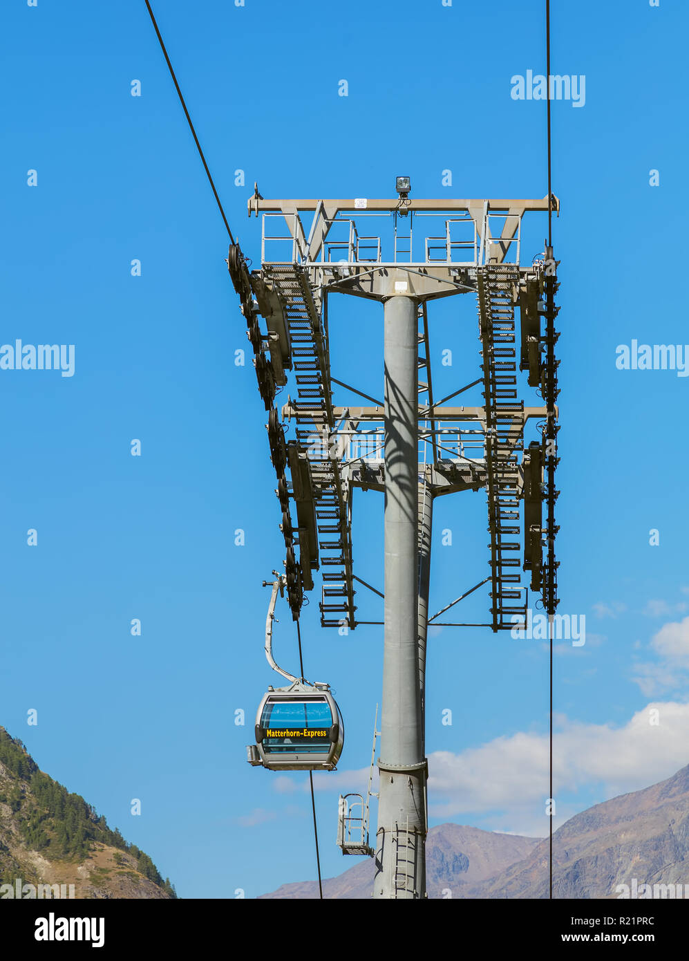 Zermatt, Svizzera - 15 Settembre 2018: Matterhorn-Express Cavo soprelevato auto nella città di Zermatt. Overhead Matterhorn-Express funivia collega Foto Stock