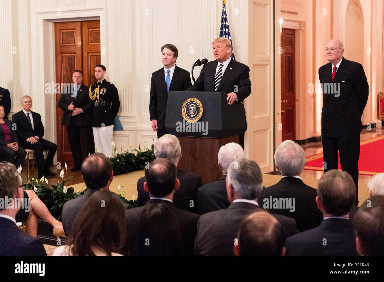 Presidente Donald Trump, Brett Kavanaugh e ex giustizia Suprema Anthony Kennedy al giuramento del Brett Kavanaugh come associare la giustizia di th Foto Stock