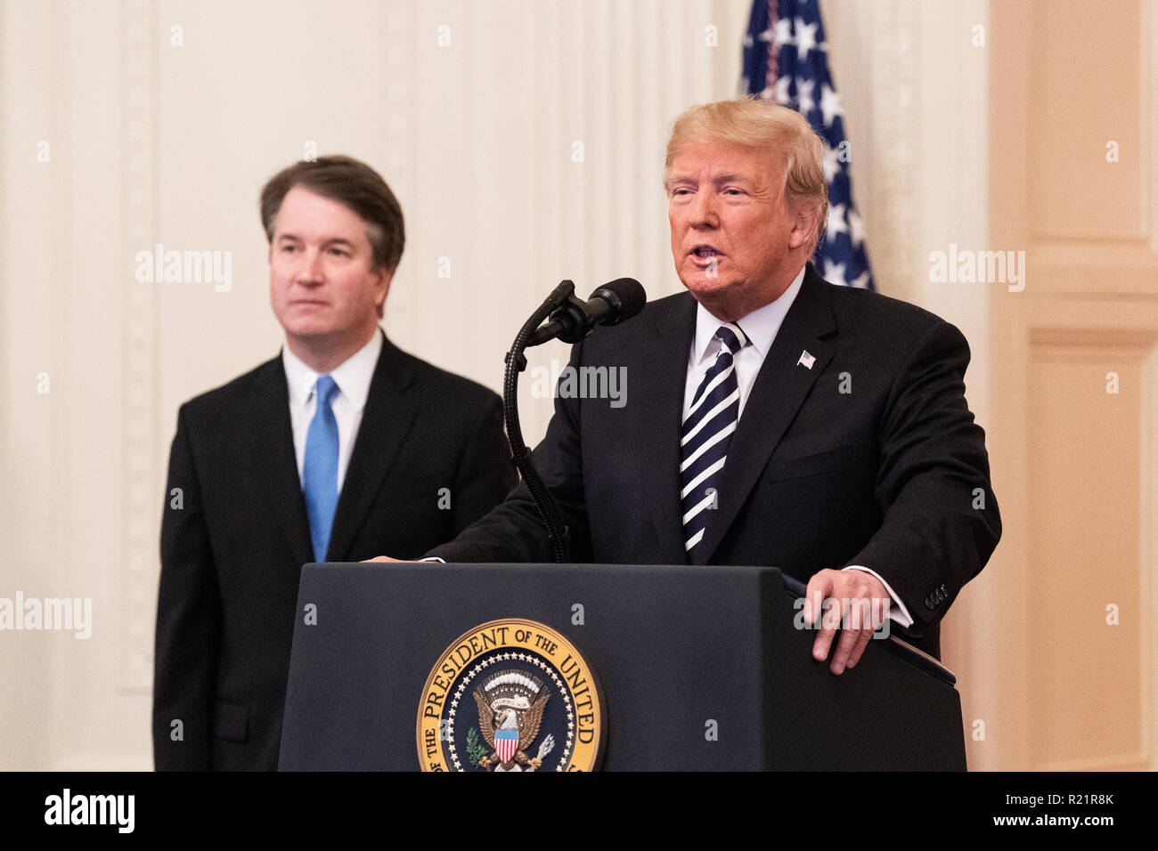 Presidente Donald Trump e Brett Kavanaugh al giuramento del Brett Kavanaugh come un socio della Corte suprema in Oriente stanza della Foto Stock