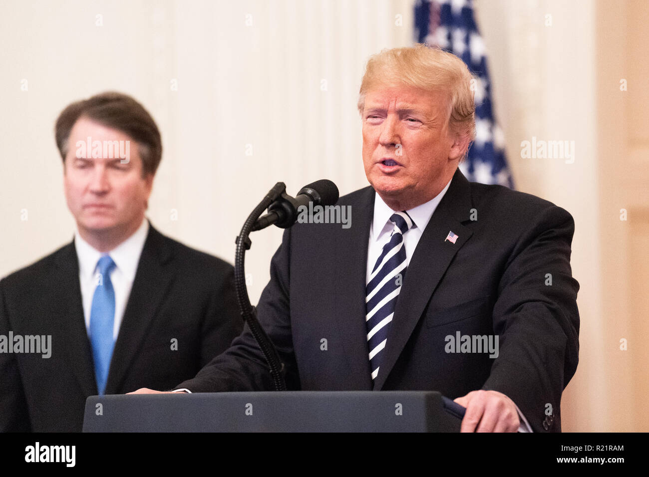 Presidente Donald Trump e Brett Kavanaugh al giuramento del Brett Kavanaugh come un socio della Corte suprema in Oriente stanza della Foto Stock