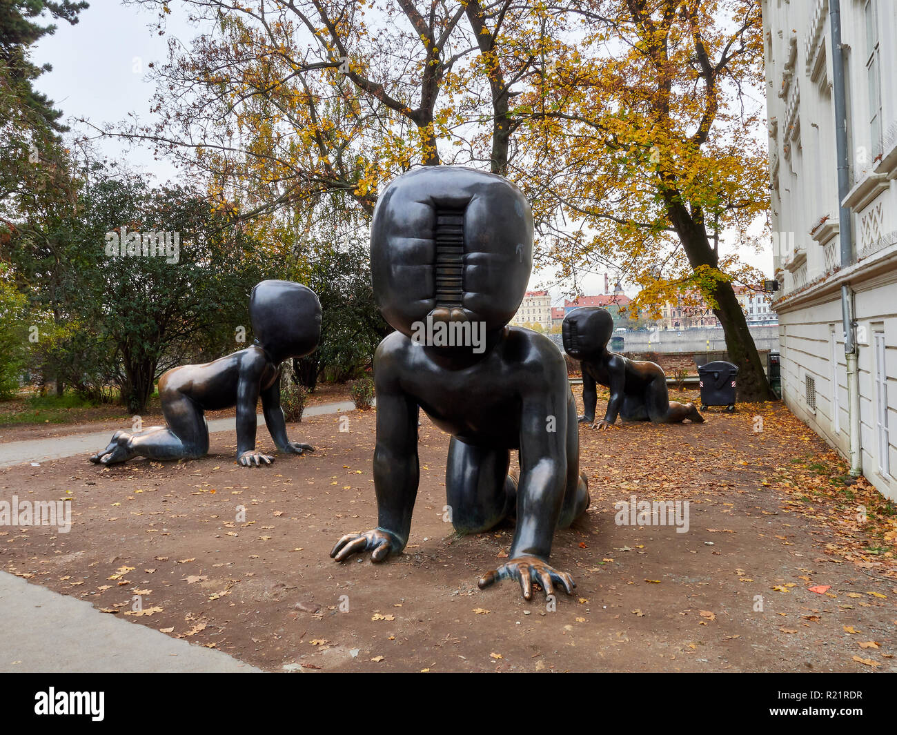 Praga, Repubblica Ceca - Nov 02, 2018 Gruppo di David Cerny neonati gigantesche statue del Kampa Art Museum garden Foto Stock