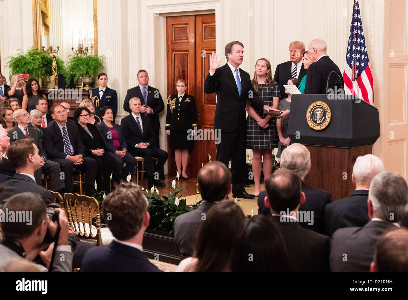 Ex giustizia Suprema Anthony Kennedy giuramento Brett Kavanaugh come un socio della Corte suprema nella Sala Est della Casa Bianca Foto Stock