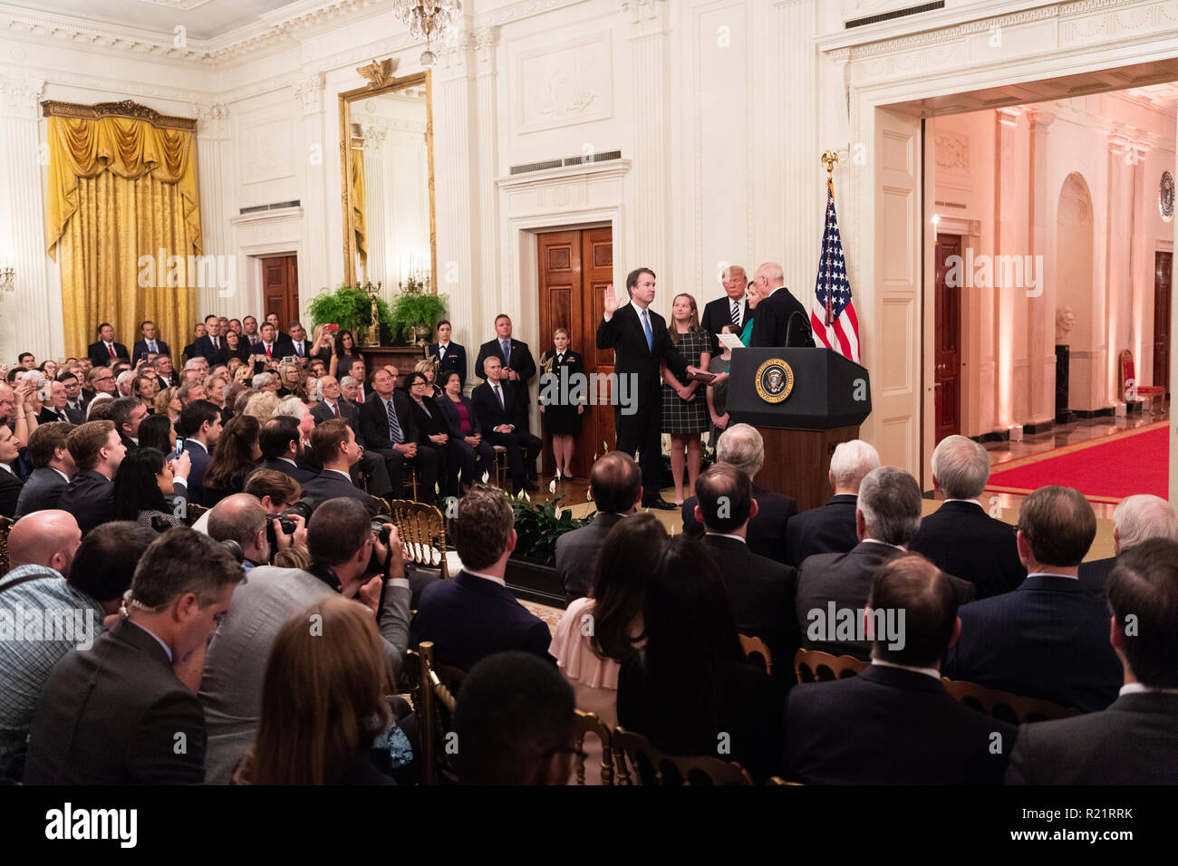 Ex giustizia Suprema Anthony Kennedy giuramento Brett Kavanaugh come un socio della Corte suprema nella Sala Est della Casa Bianca Foto Stock